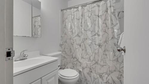 uma casa de banho com um WC e uma cortina de chuveiro em Downtown 1br Apartment, Pool, Gym, Parking Pp em Harrisburg