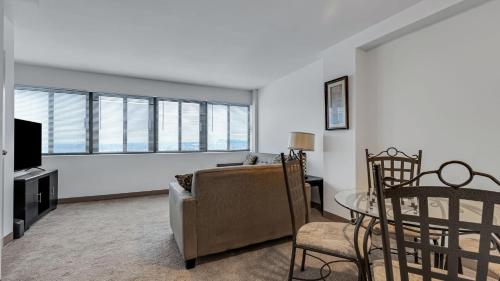 uma sala de estar com um sofá e uma mesa em Downtown 1br Apartment, Pool, Gym, Parking Pp em Harrisburg