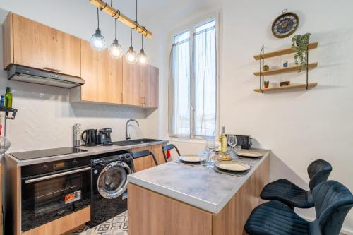 une cuisine avec une machine à laver et un lave-vaisselle dans l'établissement Charmant T2 au cœur du Panier, à Marseille