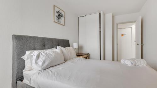 Professional 2br Apartment I Near Hospitals Pp في هاريسبورغ: سرير أبيض مع أغطية ووسائد بيضاء