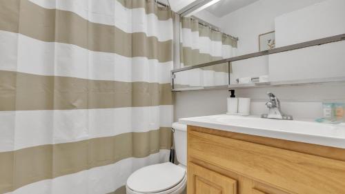 y baño con lavabo, aseo y espejo. en Professional 2br Apartment I Near Hospitals Pp, en Harrisburg