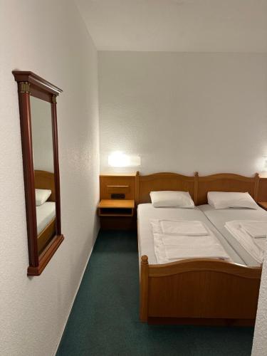Postel nebo postele na pokoji v ubytování Hotel Sachsenhof