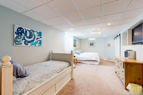 um quarto com uma cama e uma cómoda em 12 Doolin Ln em Rehoboth Beach