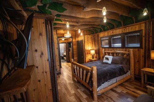 een slaapkamer met een bed in een blokhut bij Lake Tower Lodge in New Rome