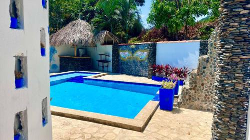 einen Pool in einer Villa mit einem Resort in der Unterkunft Tayrona Angel Lodge in El Zaino