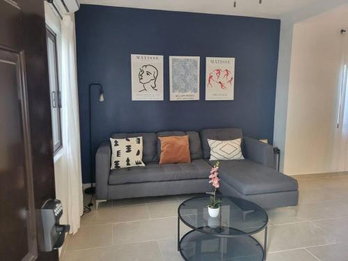a living room with a couch and a table at Cómodo departamento in Loreto