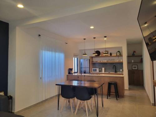 a kitchen with a table and chairs in a room at Cómodo departamento in Loreto