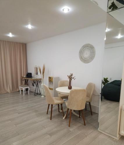 Zona de estar de The Bohemian Connection, Rezerva acum studio Ultracentral Spatios si Curat, Scaun Masaj, Ceai, cafea, apa filtru, parcare publica gratuita