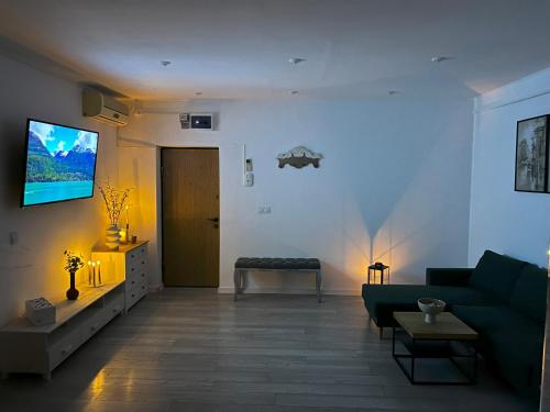 Una televisión o centro de entretenimiento en The Bohemian Connection, Rezerva acum studio Ultracentral Spatios si Curat, Scaun Masaj, Ceai, cafea, apa filtru, parcare publica gratuita