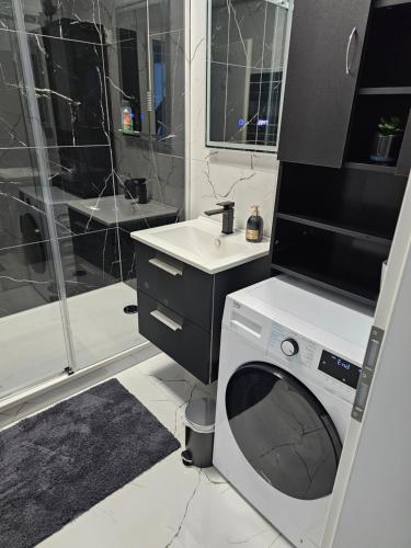 a bathroom with a washing machine and a sink at Chris Home - Mönchengladbach Minto in Mönchengladbach