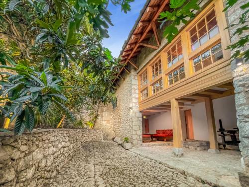 uma vista exterior de uma casa com uma parede de pedra em Villa Historic Pocitelj with pool and incredible views on the river and landmarks em Počitelj
