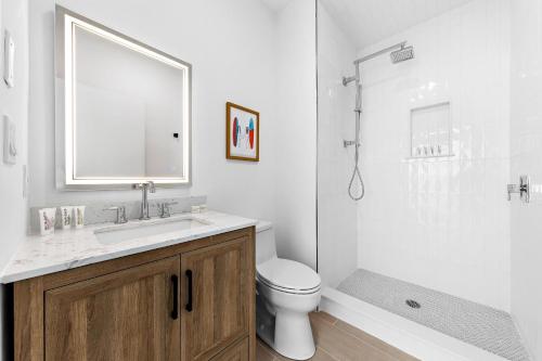 uma casa de banho com um lavatório, um WC e um chuveiro em The Hideaway Hotel em Long Beach