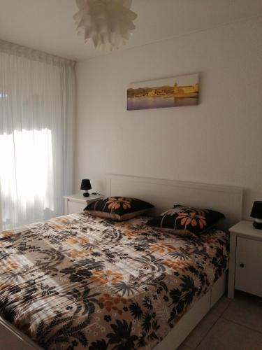 une chambre avec un lit avec deux oreillers dessus dans l'établissement VUE LAGUNE ET BATEAUX A 100M DE LA PLAGE, à Saint-Cyprien