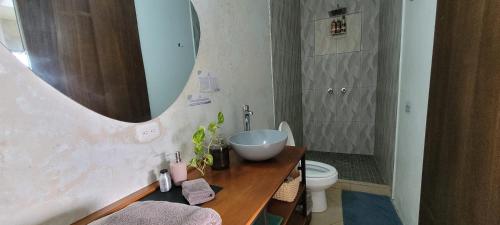 Ένα μπάνιο στο The Stone Elephant - A place to relax in town with Hot Water and a Pool