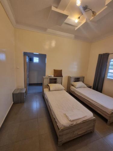 1 dormitorio con 2 camas y techo en Residence wolf and gang, en Nouakchott