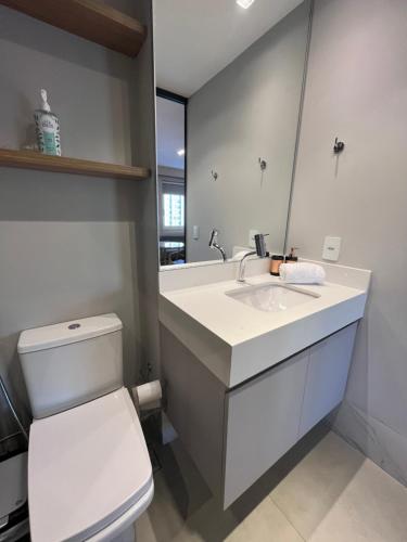 uma casa de banho com um WC branco e um lavatório. em Flat particular Alto Padrão Al Santos 981 - Internacional Paulista Rooftop The View em São Paulo