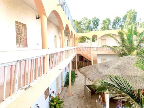 balcón de un edificio con techo de paja en Hôtel évasion pêche djilor île sine saloum, en Fatick