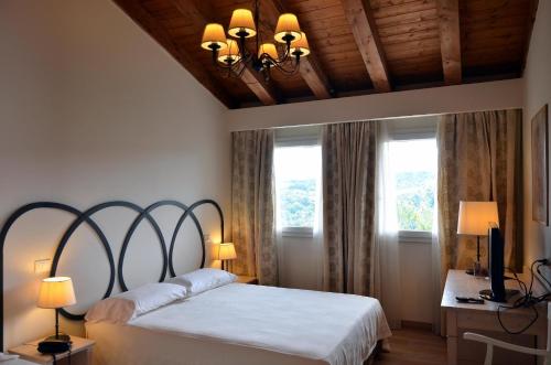 a bedroom with a bed and two windows at CRICHELON in Altavilla Vicentina