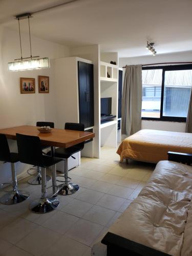 圣马丁德洛斯Departamento Atrapa sueños - Sale Patagonia的带桌子和床的客厅