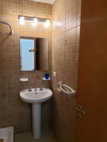 圣马丁德洛斯Departamento Atrapa sueños - Sale Patagonia的带水槽、镜子和马桶的浴室