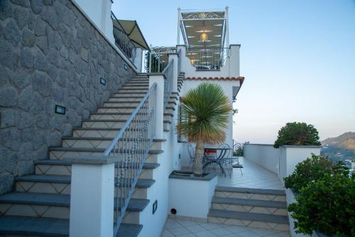 un escalier menant à une maison avec une usine dans l'établissement A DREAM ISCHIA RESORT, à Ischia