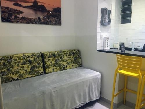 Pokój z łóżkiem z żółtym stołkiem w obiekcie Gomes Freire w mieście Rio de Janeiro