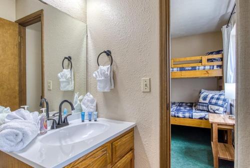 een badkamer met een wastafel en een stapelbed bij Pool - Pinecrest 1K 2F 2T Next to Dollywood in Pigeon Forge