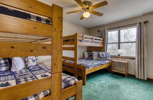 1 Schlafzimmer mit 2 Etagenbetten und einem Deckenventilator in der Unterkunft Pool - Pinecrest 1K 2F 2T Next to Dollywood in Pigeon Forge