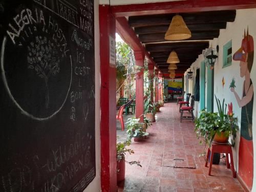 Beija Flor Hostel في فيلا دي ليفا: ممر مطعم مع سبورة على الحائط