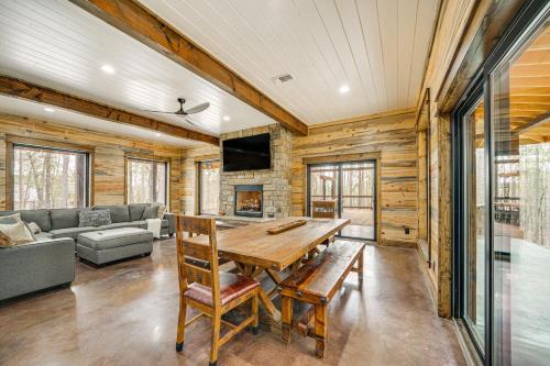 Televisyen dan/atau pusat hiburan di Grand Broken Bow Cabin with Hot Tub and Spacious Deck!
