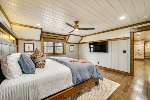 Katil atau katil-katil dalam bilik di Grand Broken Bow Cabin with Hot Tub and Spacious Deck!