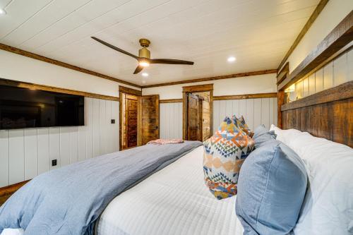 Televisyen dan/atau pusat hiburan di Grand Broken Bow Cabin with Hot Tub and Spacious Deck!