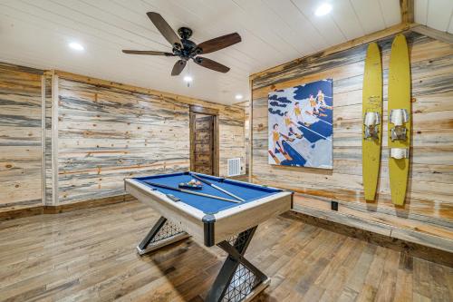 Bilik permainan di Grand Broken Bow Cabin with Hot Tub and Spacious Deck!
