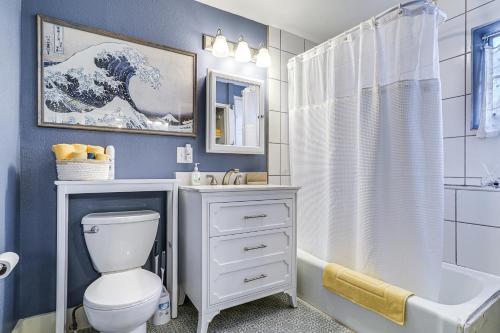 ein Badezimmer mit Toilette, Waschbecken und Dusche in der Unterkunft New Mexico Cottage Hot Springs Fed Tub On-Site in Truth or Consequences