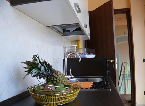 B&B Domus Traiani Beneventoにあるキッチンまたは簡易キッチン