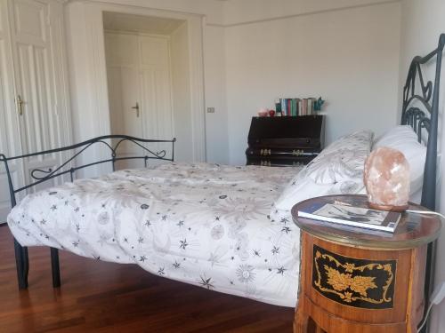 una camera da letto con un letto e un piumone bianco di Persephone's House a Campobasso