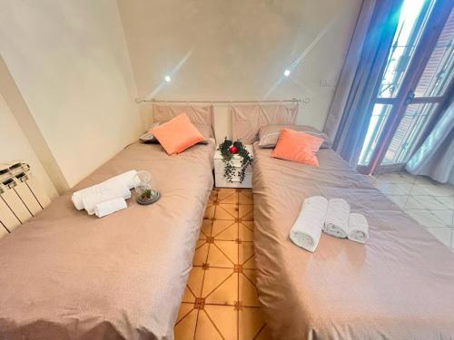 a bedroom with two beds with towels on them at Modigliani house posizione strategica trilo in Bruino