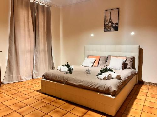 a bedroom with a bed in a room at Modigliani house posizione strategica trilo in Bruino