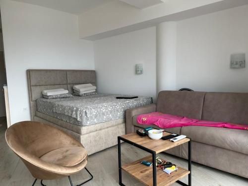 uma sala de estar com uma cama e um sofá em Natali 3 em Sutomore