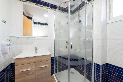 La salle de bains est pourvue d'une douche en verre et d'un lavabo. dans l'établissement BrisaMar II primera línea de playa & priv parking, à Torre de Benagalbón