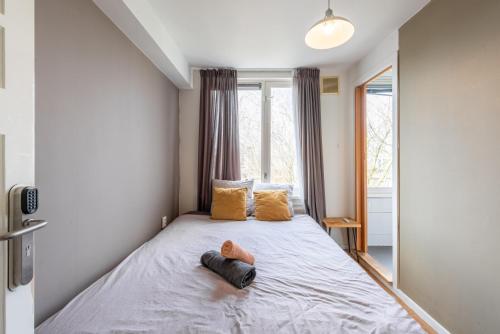 een slaapkamer met een groot bed met gele kussens bij Bed zonder Breakfast in Amsterdam