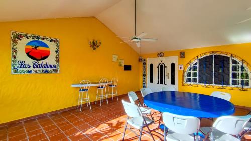 Las Catalinas Coronado في بلايا كورونادو: غرفة طعام مع طاولة وكراسي زرقاء
