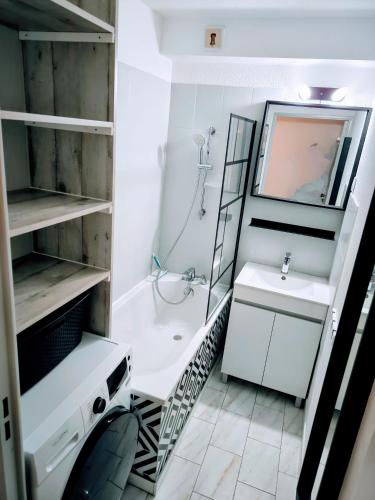 une petite salle de bain avec un lavabo et un miroir dans l'établissement Studio Cabine Piscine-Clim-Parking-Plage200m, à Valras-Plage