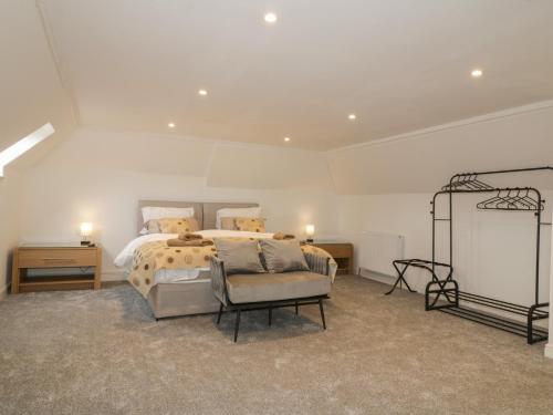 um quarto com uma cama e uma cadeira em 85C Bongate em Jedburgh