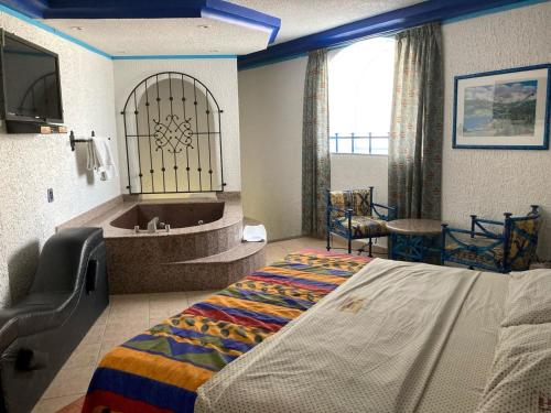 ein Hotelzimmer mit einem Bett und einer Badewanne in der Unterkunft Hotel Oasis Acapulco in Acapulco