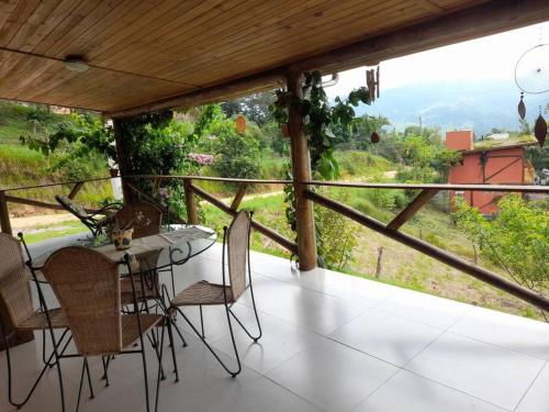 uma mesa e cadeiras numa varanda com vista em Casa da Montanha: Minha Casa, tua Casa! em Gravatal