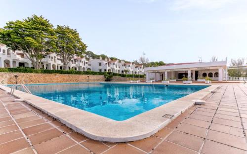 uma grande piscina com água azul em APARTAMENTO SON BOU em Son Bou