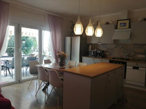 Kuchyň nebo kuchyňský kout v ubytování Holiday Home Slavica, prizemlje objekta
