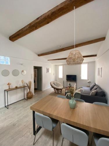 un salon avec une table et un canapé dans l'établissement Le Refuge du Port, parking privé gratuit, à La Ciotat