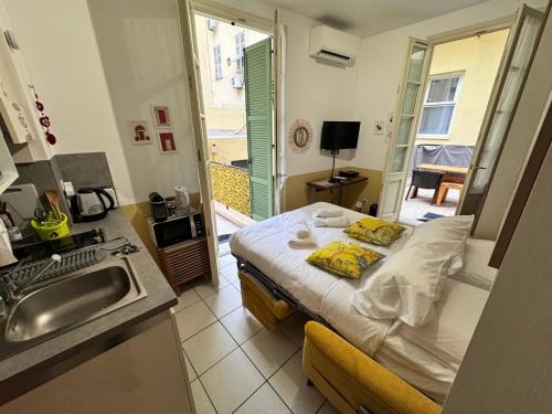 - un lit d'hôpital dans une cuisine avec évier dans l'établissement Grimaldi Central AC 2 terraces Wifi 5mins SEA, à Nice
